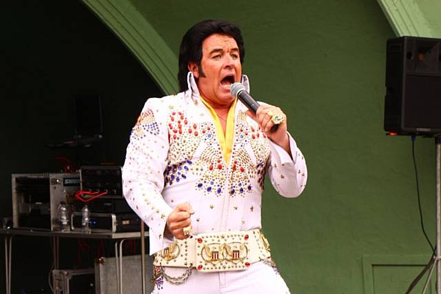 Elvis in Queens Park