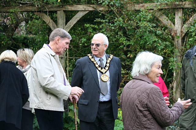 Mayor Ray Dutton meets with the residents and Friends of Ashworth Valley 