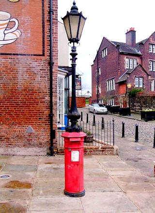 Combined letterbox/lamppost on Toad Lane