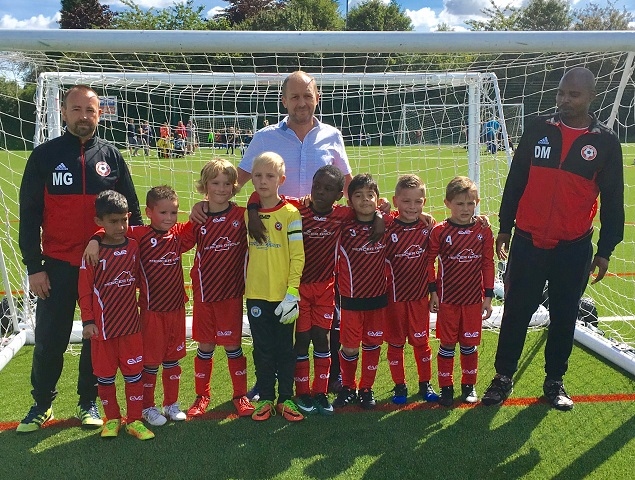 Dave Mercer (centre) from the Mercer Group, Malc Grimwood (left) and Des Mandivenga (right) with Shawclough FC U7s