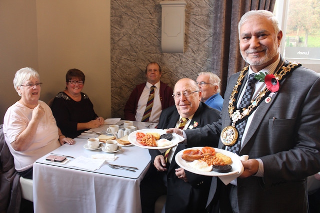 The Mayor serves up breakfast for veterans and their families