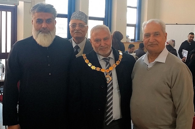 Deputy Mayor Mohammed Zaman (second from right) at the NADRA surgery