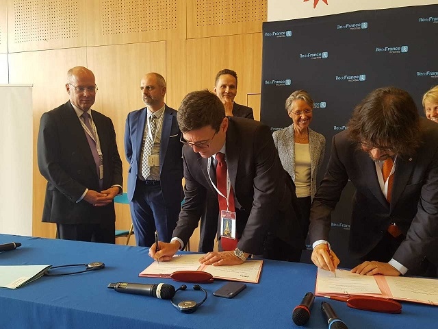 Andy Burnham signs a declaration of intent for the city-region to move to a zero-emission bus fleet