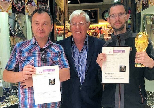 John Swinden presents the first and second prizes to Eamon Faulkner and Roche Lynch