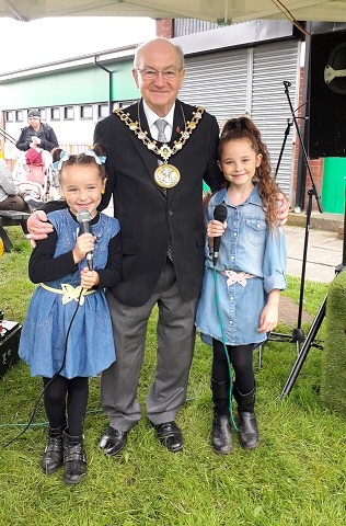 Mayor Billy Sheerin with two young singers, Paris and Savannah, at Bowlee Pavilion