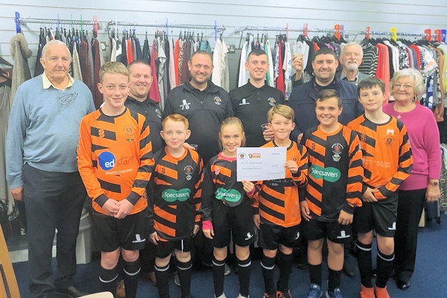 Douglas Foulger (Little Monkeys), Lee Chorlton (Roach Dynamos), Andrew Barnes (Roach Dynamos), Damien Hulse (Roach Dynamos), Simon Shard (competition winner), Michael Taylor (Little Monkeys), Alice Foulger (Little Monkeys) and children from Roach Dynamos teams