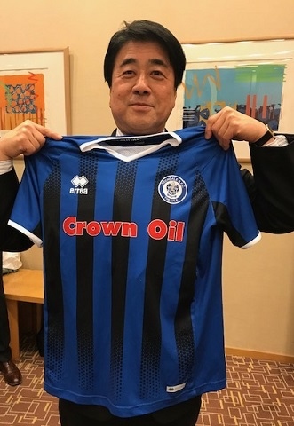 Vice Governor of Miyagi with the Rochdale AFC shirt