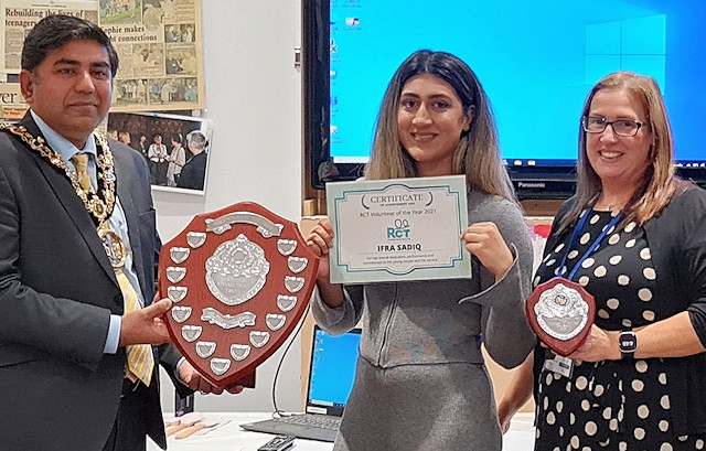 Mayor of Rochdale Councillor Aasim Rashid at Rochdale Connections Trust for the volunteer celebration awards