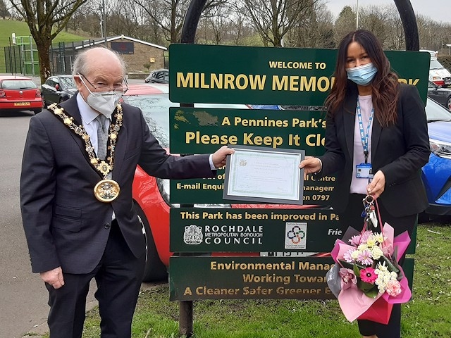 Mayor Billy Sheerin presents a certificate of recognition to Dr Alison Wallace (Milnrow)