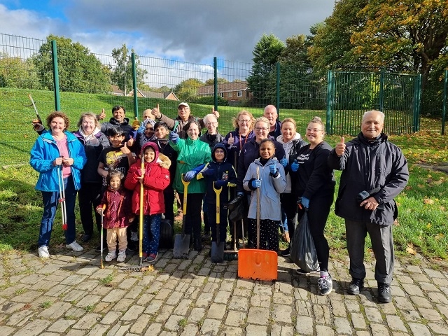 Brimrod Primary School staff, children and governors, local residents and the Rochdale Environmental Action Group (REAG) came together to clear the alleyway