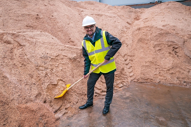 4,500 tonnes of salt is ready for spreading when temperatures drop