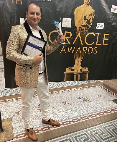  Zafar Iqbal, actor, filmmaker, and festival director with the award