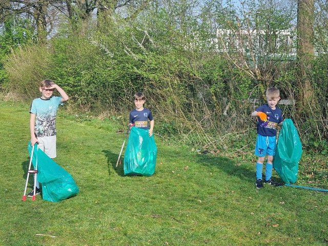 The Rochdalian Juniors carried out a litter pick