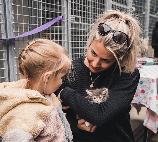 Gemma Atkinson shows her daughter one of the Bleakholt kittens