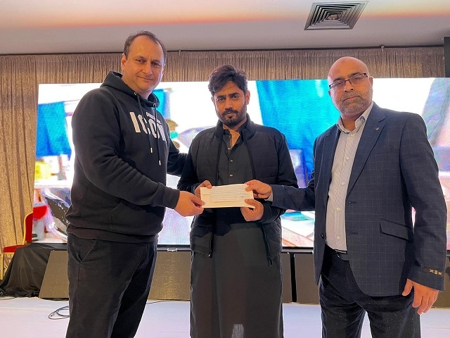 Zafar Iqbal and Raja Wajid presented a £1,500 cheque to Ibrar Ul Haq, a Pakistani singer who runs a charitable organisation ‘Sahara for Life Trust’ for people in need.