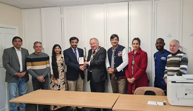 Mayor Holly presented Syed Imran Haider with the award at the Spotland and Falinge Community Centre and thanked him for his services to the Rochdale borough, especially for the Pakistani and Kashmiri communities.