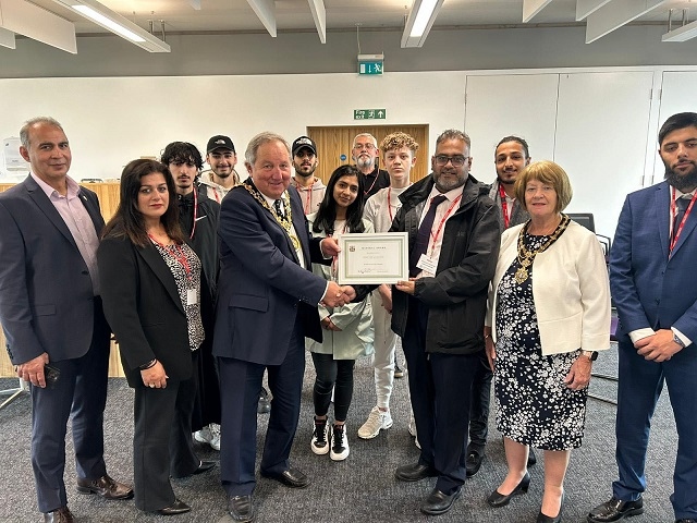 Mayor Mike Holly presents Mohammad Sheraz with the award