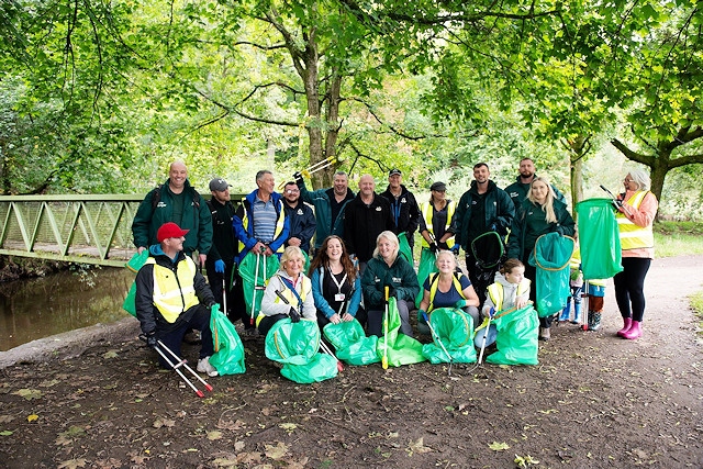 Rochdale News News Headlines United Utilities Joins Forces With Roch Valley Litter Pickers