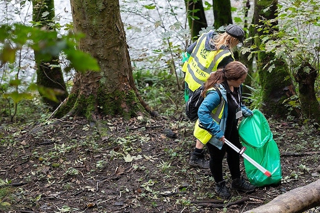 Rochdale News News Headlines United Utilities Joins Forces With Roch Valley Litter Pickers