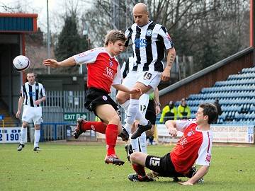 No way through: Lee Thorpe is crowded out by two Chesterfield defenders