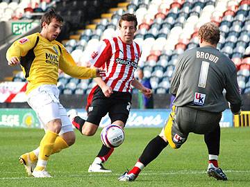 Le Fondre looks to take on Brentford keeper Simon Brown