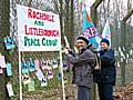 Mai Chatham and Rae Street tie banners to the perimeter fence at Aldermaston