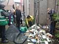 Rochdale Environmental Action Group and the residents of Ipswich and Maldon Street clean their back-alley