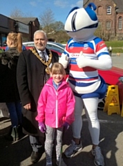 Mayor Mohammed Zaman joined the Co-Op's Great British Community Litter Pick at Cutgate Precinct on Thursday (11 April)