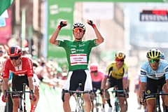 Mathieu van der Poel wins Stage Eight on Deansgate in Manchester city centre