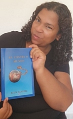 Kália Vanessa Monteiro Foretes with her book