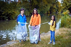 Plastics challenge Saira Khan and family collect litter