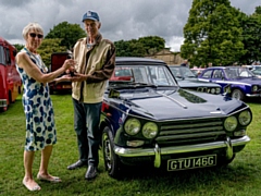 Rotary past president Linda Mainwaring presenting the Car of the Show award to Graham Lomas, provided by sponsor Car Gods